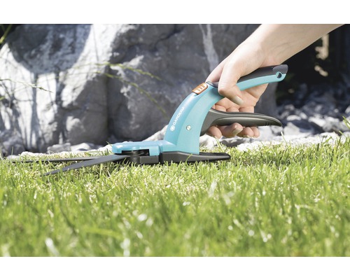 Gardena batteridriven grässax i drift på gräsmatta