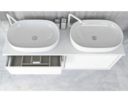 Dubbeltvättställ med låda och två tvättställsskålar i badrummet