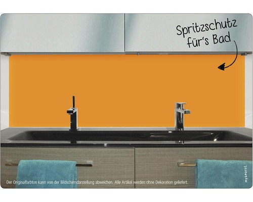 Badrum med handfat, blandare och stänkskydd