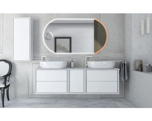 Badrum med dubbla handfat, spegel med belysning och ett hängande skåp