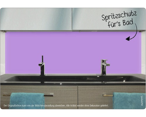 Badrum med stänkskyddsvägg bakom handfatet