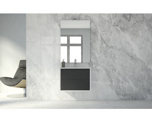 Badrum med tvättställsskåp, spegel och fåtölj