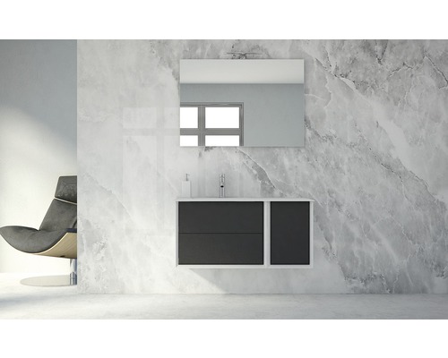 Modernt badrum med tvättställsskåp, spegel och fåtölj