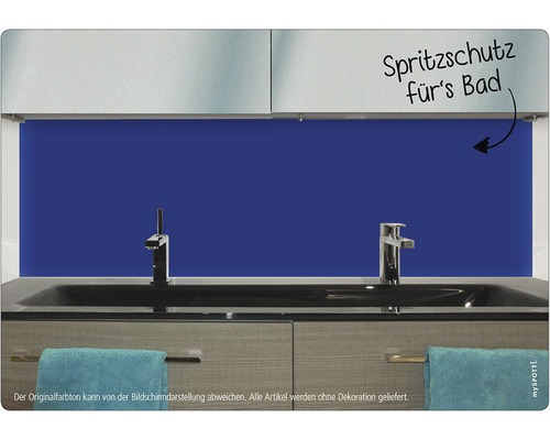 Badrumsscen med blått stänkskydd bakom handfat