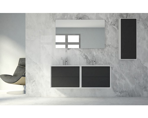 Modernt badrum med dubbla handfat, spegel och spegelskåp framför en marmorvägg