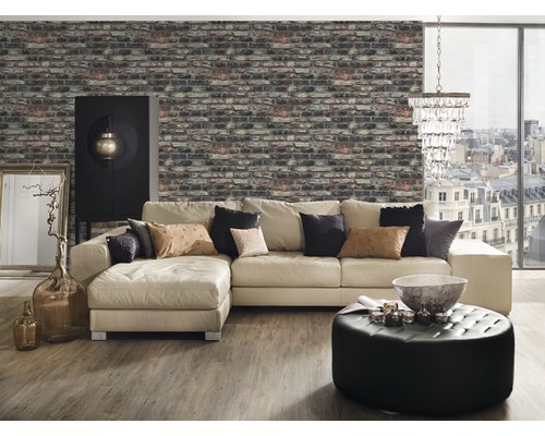 Vardagsrum med tegelväggstapet, hörnsoffa, ottomaner, skåp och dekorativa element för en mysig atmosfär.