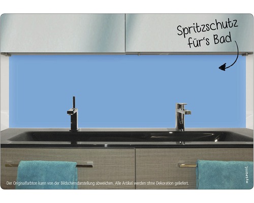 Badrum med tvättställ, armaturer och stänkskydd