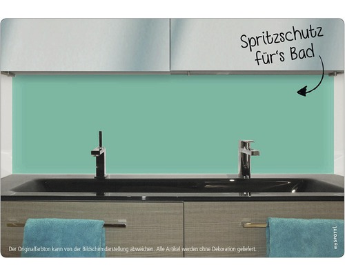 Badrum med stänkskyddsvägg bakom tvättstället