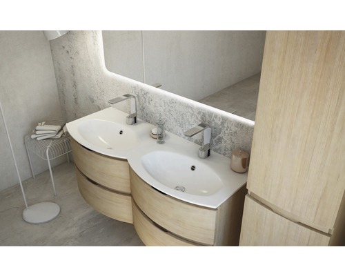 Modernt badrum med dubbla handfat, underskåp och upplyst spegel