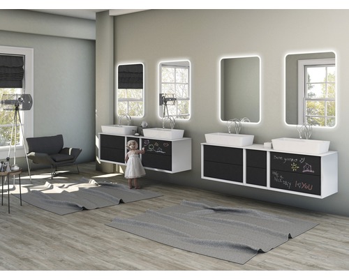 Badrum med handfat, speglar och lekande barn