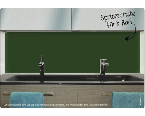 Badrum med mörkgrönt stänkskydd, handfat och armaturer