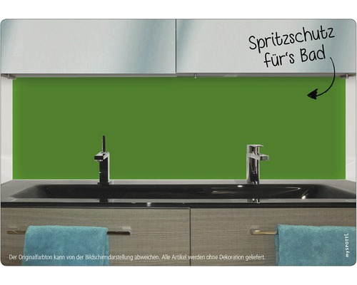 Badrum med stänkskydd bakom tvättstället