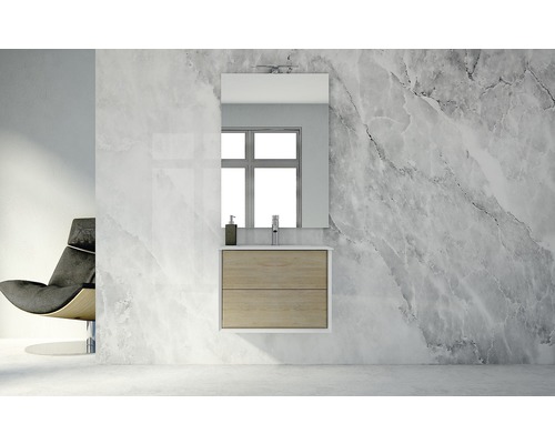 Modernt badrum med tvättställ, spegel och fåtölj