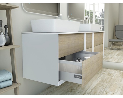 Badrum med tvättställ, tvättställsskåp och lådelement med öppen låda