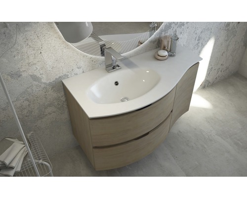 Modernt badrum med tvättställsskåp, tvättställsskål och armatur.