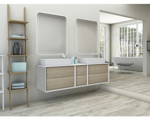 Badrum med tvättställsskåp, två tvättställsskålar, två speglar och hylla