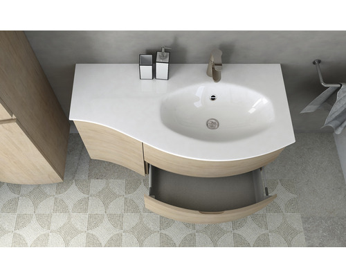 Modernt badrum med tvättställsskåp, handfat och öppen låda