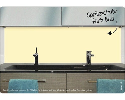 Badrum med stänkskyddsvägg bakom handfatet