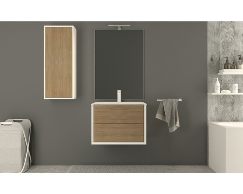 Modernt badrum med tvättställsskåp, spegelskåp och högskåp