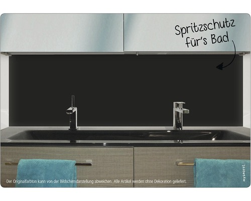 Badrumshandfat med stänkskydd på väggen