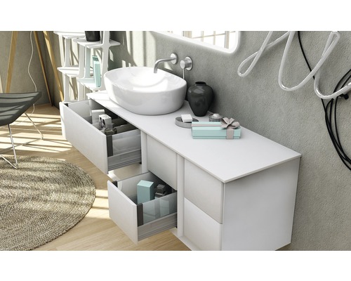 Modernt badrum med vitt tvättställsskåp, handfat och öppna lådor för förvaring