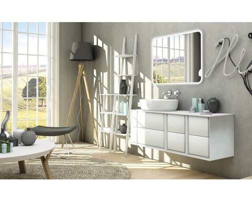 Modernt badrum med handfat, spegel, byrå och dekoration