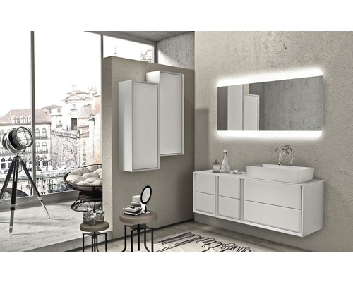 Ljust badrum med tvättställ, spegelskåp, belyst spegel och dekoration