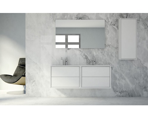 Badrum med vitt underskåp för tvättställ, spegel, spegelskåp och fåtölj