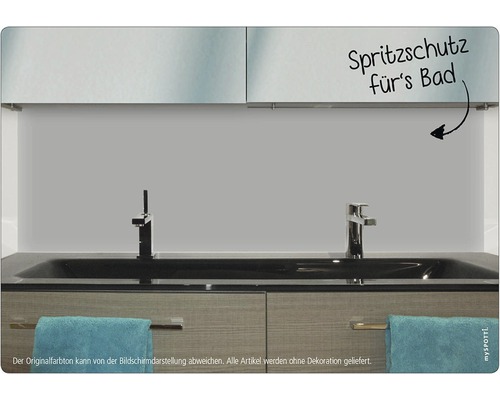 Badrum med spegelskåp, handfat, kranar och stänkskydd