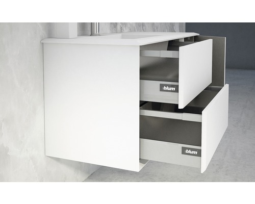 Tvättställsskåp med två öppna lådor och Blum logotyp