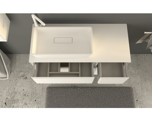 Badrumsinredning med handfat, tvättställsskåp och öppna lådor ovanifrån