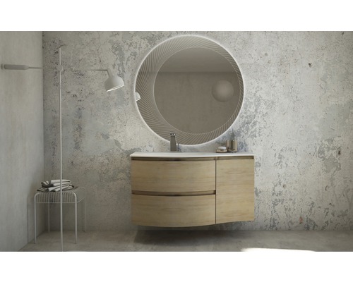 Badrum med tvättställsskåp, spegel och lampa