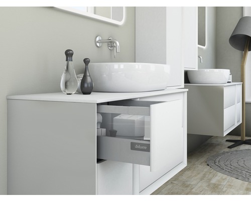 Badrum med handfat och öppen låda