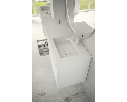 Modernt badrum med handfat, spegel och underskåp för en ljus och vänlig atmosfär.