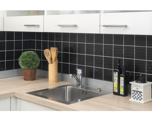 Köksscen med diskho, kran, bänkskiva, köksredskap och dekoration