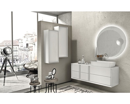 Ljust badrum med tvättställ, spegel, väggskåp och dekoration