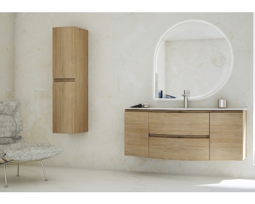 Badrum med tvättställsskåp, spegelskåp och högskåp i trä