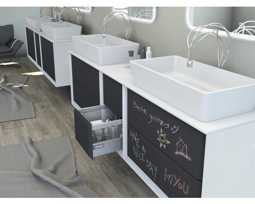 Badrum med handfat på underskåp med griffeltavla