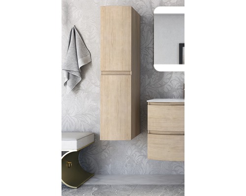 Badrumsscen med högskåp och tvättställ av trä