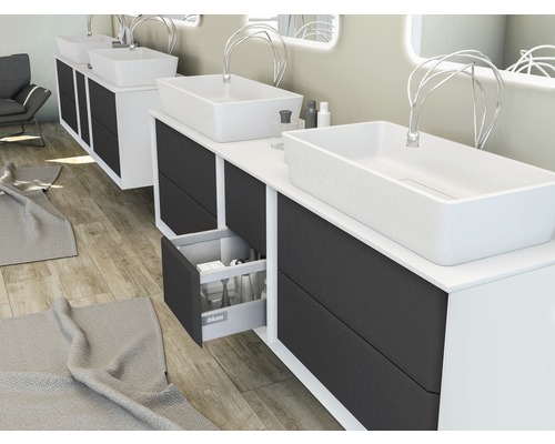 Badrum med handfat, underskåp och öppen låda.