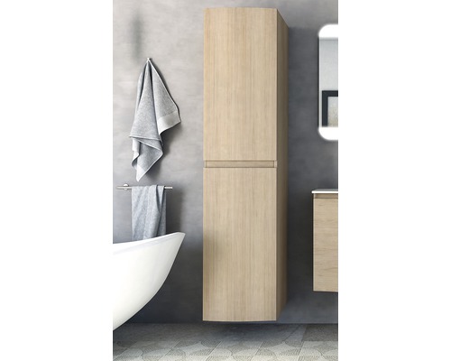 Badrumsscen med högt, ljust träskåp