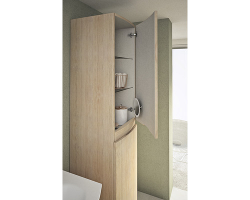 Öppet badrumsskåp med glashyllor och spegel