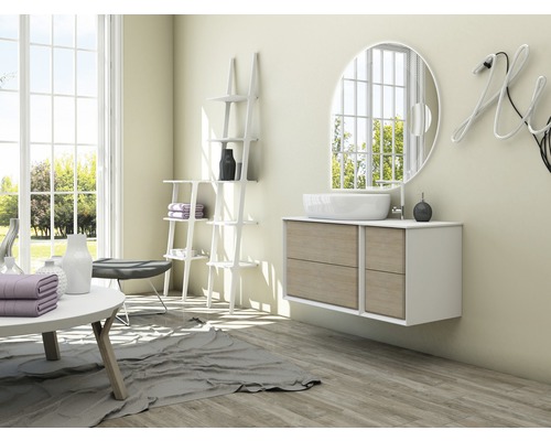 Badrumsinredning med handfat, spegel, hylla och dekorationer i ljus design.