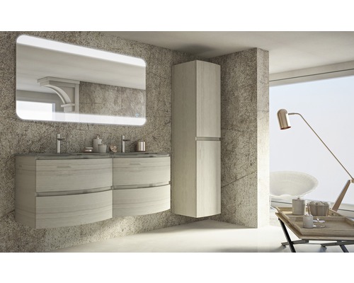 Badrum med tvättställsskåp, spegelskåp och högskåp