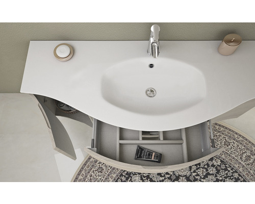 Badrumsskåp med handfat, kran, öppen låda och badrumstillbehör