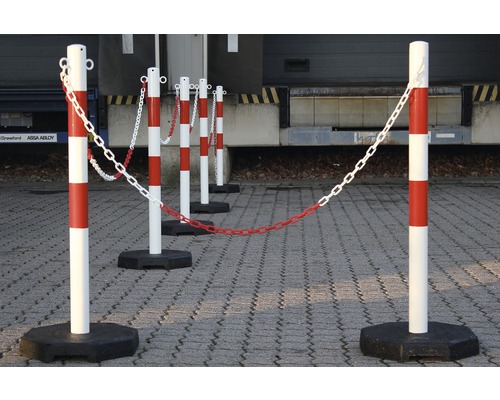 Flera avspärrningsstolpar med kedja för trafikstyrning
