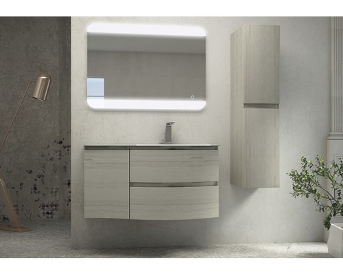 Badrum med tvättställsskåp, spegelskåp med belysning och högskåp