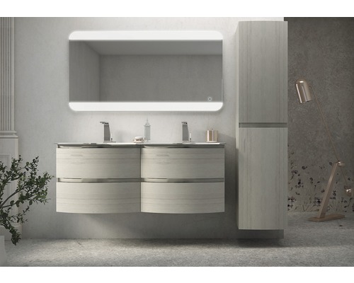 Badrum med tvättställsskåp, spegel med belysning och högskåp