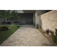 Utomhusområde med golvplattor och väggplattor i modern design