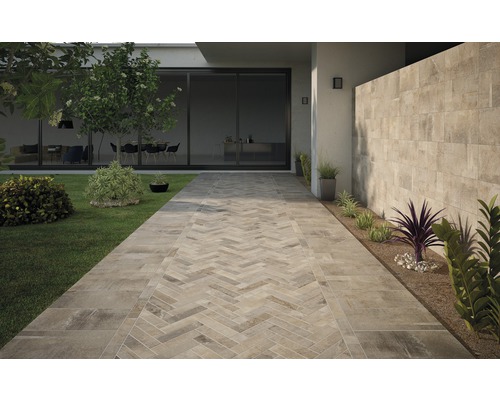 Utomhusområde med golvplattor och väggplattor i modern design